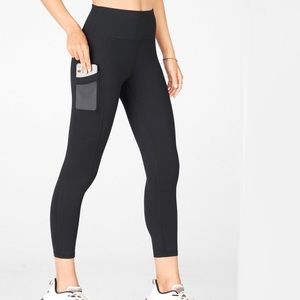 Fabletics | Mila Capri with THREE Pockets Black M | New with Tags